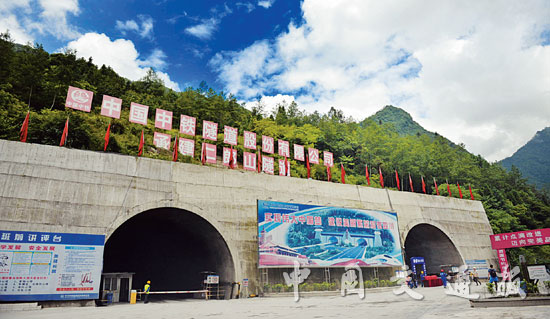 图为正在建设中的雅康高速公路二郎山隧道.