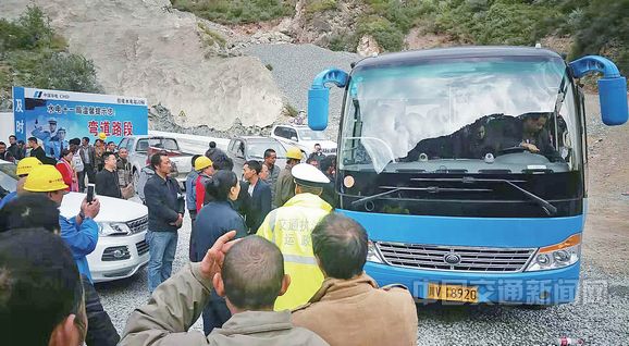 图为当地交通运输部门组织运力紧急转移金沙江拉哇水电站建设农民工及沿江居住的群众。